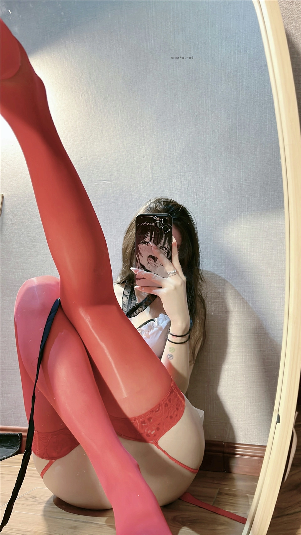 陈佩奇 – 女仆装红丝袜【16P】